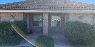Spacious 3 bedroom / 3 bath duplex in convenient location Gallery 1