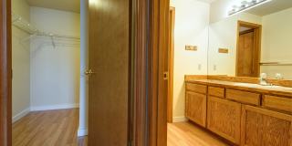 8bed, 4 BA House, Close to University Village!! Gallery 16