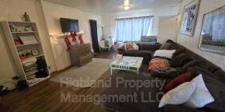 520 NE Maple St Gallery 17