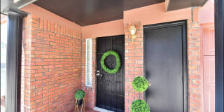 31 STRATFORD HALL Circle Gallery 8