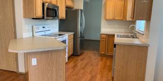 AVAILABLE NOW! Beautiful 3 bed/ 2 bath Single Family Home Gallery 4