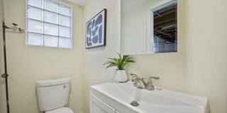 Beautiful Renovated 3BR/2BTH Brick Townhome Gallery 25