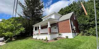 *RENOVATED KITCHEN AND BATHS!* 2 Bedroom, 2.5 Bath House Gallery 1