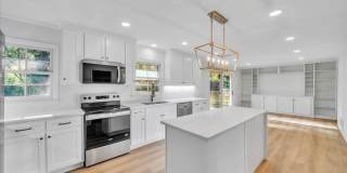 1806 Knox Street Gallery 1