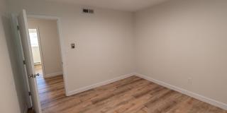 Charming and Spacious South Side 3-Bedroom Duplex Gallery 18