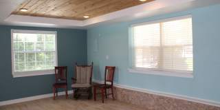 Beautiful 2 bedroom Lakefront Home Gallery 7
