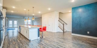44764 TIVERTON Square Gallery 6