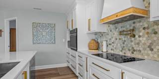 201 W Glenn Street Gallery 13