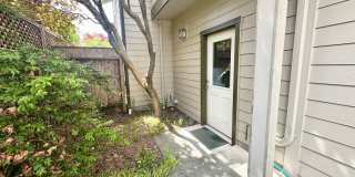 Spacious and bright 2 bed 2.5 bath Townhouse Gallery 25