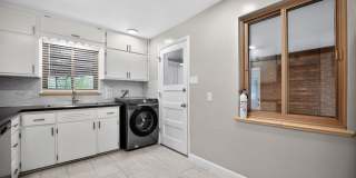 Charming 3BR House in Aurora Gallery 4