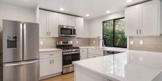 A Spacious Home in the Prestigious Sahalee Neighborhood with 2 Bed plus den and 2 Bath Gallery 1