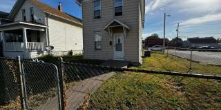 2 bedroom house with garage! Gallery 4