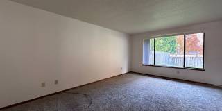 Charming 2 Bedroom Duplex with Spacious Yard in Gresham! Gallery 3