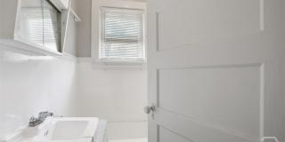 1023 W 37th Street Gallery 14