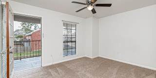 2 Bedroom Townhome with Private Patio Gallery 6