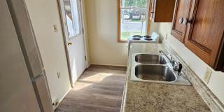 MOTIVATED OWNER JUST LOWERED RENT!  1 Bedroom Apartment on First Floor! Gallery 8