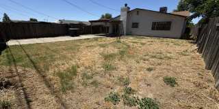 Large Living Area, rear yard has RV Access! Gallery 22