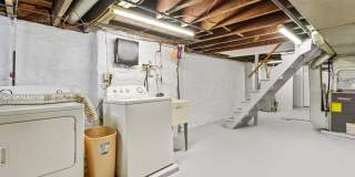 Newly renovated 2 Bed, 1 Bath w/ Bonus Room, Central AC, Laundry - Available September 5th! Gallery 20