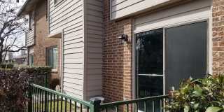 Adorable 2 bedroom townhome style Condo Gallery 4