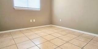 3 BR / 2 BA Duplex Conveniently Located in Lehigh Acres Gallery 9