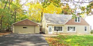 3 Bed - 1.5 Bath Bungalow for Rent in Eastlake | Enchanting! Gallery 1