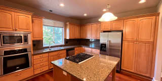 Stunning Corner Home in King City with Washer/Dryer Included, Private Courtyard! Gallery 7