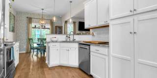 4 bedroom 2.5 bathroom home close to beaches, shopping, and Marine Corps Bases. Gallery 17