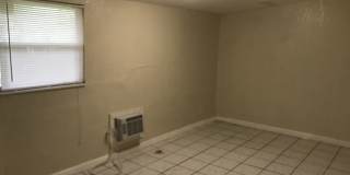Nice 4-2 House with Central AC & Backyard Gallery 8