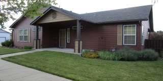 3 Bedroom, 2 Bathroom on Corner Lot in Subdivision in North Prineville - Available Now! Gallery 1