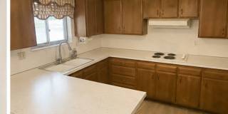 Beautiful home, large shade trees, walk to the lake, minutes to ski resorts Gallery 1