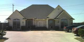 3/3 duplex with washer/dryer and fenced yard!! Gallery 1
