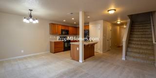 Three Bedroom Townhome in Great Canby Neighborhood! Gallery 3