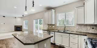 Spacious 5 Bedroom Lynnwood Dream Rental w/ Attached 3-Car Garage! Gallery 4