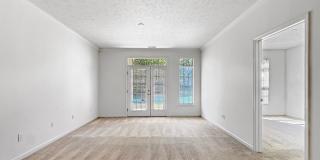 Grand Lakeside Escape: Spacious 3-Bedroom Retreat in Lakeshore Community Gallery 24
