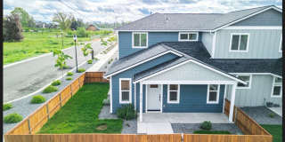 Newer Central Point 3 Bedroom / 2.5 Bath with views of the Table Rock Gallery 1