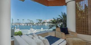 Exquisite Waterfront Gem. Gallery 14