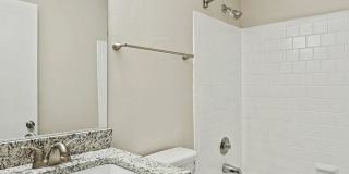 Beacon Pointe Apartments & Townhomes Gallery 9
