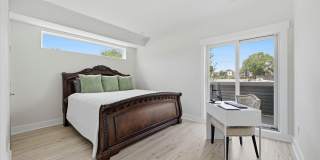 Detached Luxury 4BR/3B Retreat with Skyline Rooftop Deck, Wet Bars, Driveway & Massive Yard Gallery 14