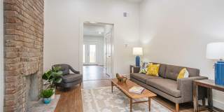 Uptown Renovated 1/1.5 apartment with Private Backyard Gallery 2