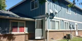 2 bed, 1 Bath, 900 sqft with washer/dryer hookups and 1 car garage Gallery 1