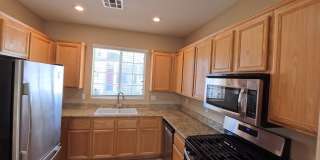 Beautiful 4 bedroom for rent. Gallery 33