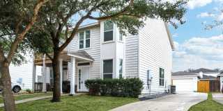 3-Bedroom Townhouse with Open Floor Plan and Spacious Backyard Near Lackland AFB Gallery 1