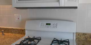 Huge 4 bedroom unit with A/C,  in-unit laundry and parking in Oak Square! Gallery 30