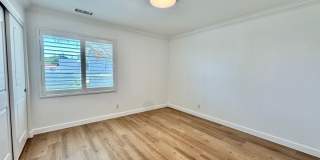 Beautifully Remodel Townhouse with AC & Two Car Garage! Beautifully Remodel Townhouse with AC & Two Car Garage! Gallery 39