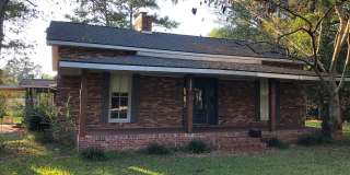 SPACIOUS THREE BEDROOM, TWO BATH HOME Gallery 1