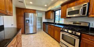 Large and Modern tri-level townhouse in Westwood minutes from Beverly Hills and UCLA Gallery 7