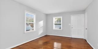 Adorable Two Bedroom Apartment Near Cotswold! Gallery 4