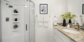 Bellevue Condo in Cherry Crest Vista with Updated Kitchen Gallery 16