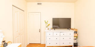 3411 North Elaine Place Gallery 9