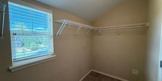 Bright Open-Concept Condo with 1-Car Garage in Prime Commuter Location Gallery 17